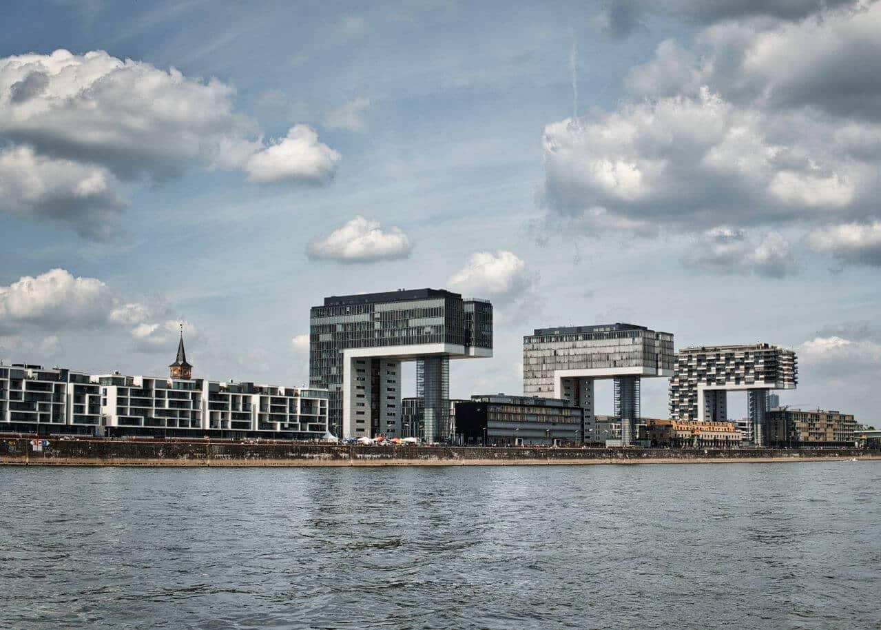 Klare Sicht auf moderne Architektur am Rhein in Köln