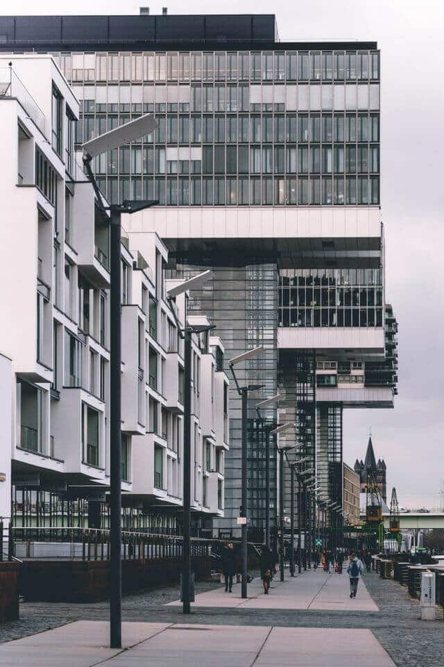 Klare Sicht auf moderne Gebäude in Köln