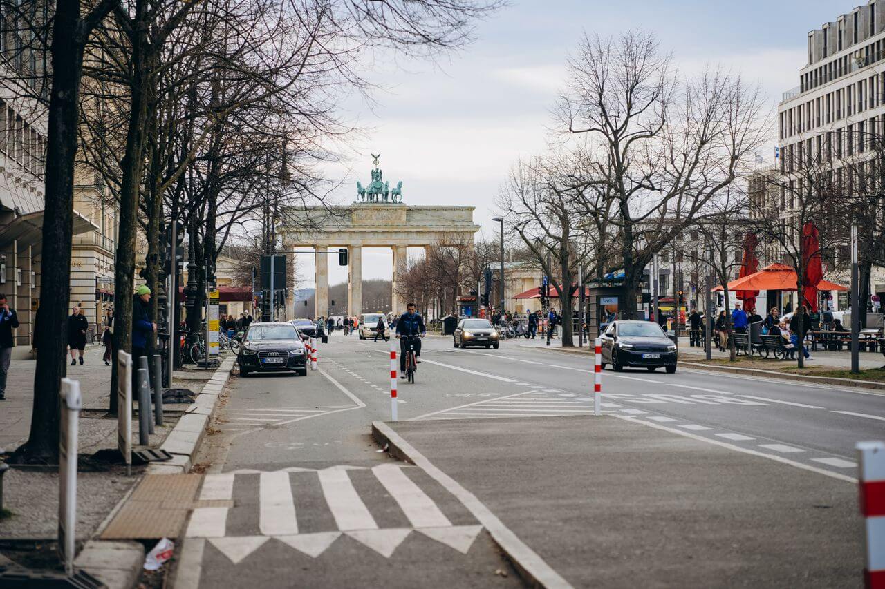 Illustrative Simulation eines fortgeschrittenen Gesichtsfeldschadens mit vergleichsweise gut erhaltenem Zentrum und reduzierter peripherer Wahrnehmung